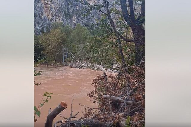 Πηνειός: Εξαφανίστηκε από τα νερά η κρεμαστή γέφυρα των Τεμπών