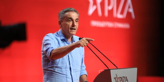 Τσακαλώτος στο Συνέδριο ΣΥΡΙΖΑ: “Θα νικήσουμε με τις δικές μας προτάσεις – Είμαστε η δύναμη που σπρώχνει τα όρια του εφικτού”