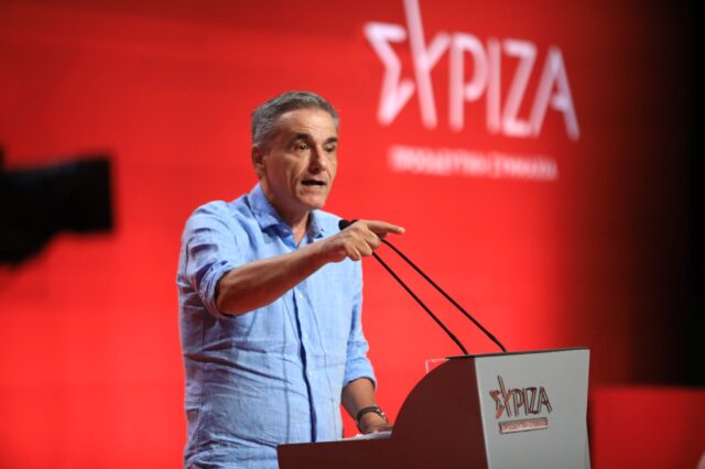 Τσακαλώτος στο Συνέδριο ΣΥΡΙΖΑ: “Θα νικήσουμε με τις δικές μας προτάσεις – Είμαστε η δύναμη που σπρώχνει τα όρια του εφικτού”