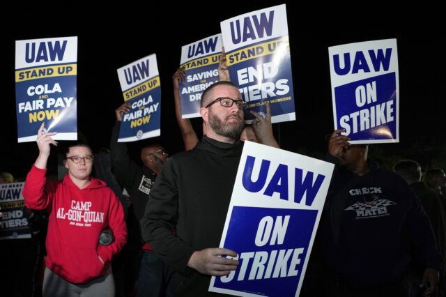 ΗΠΑ: Iστορική απεργία σε τρία εργοστάσια μεγάλων ονομάτων της αυτοκινητοβιομηχανίας