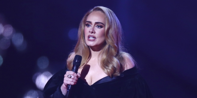 Adele: Αναβάλλει όλες τις συναυλίες τον Μάρτιο λόγω ασθένειας