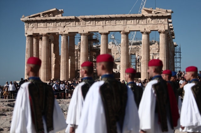 Το πρωί της Πέμπτης πραγματοποιήθηκε η επετειακή έπαρση της ελληνικής σημαίας στον βράχο της Ακρόπολης.