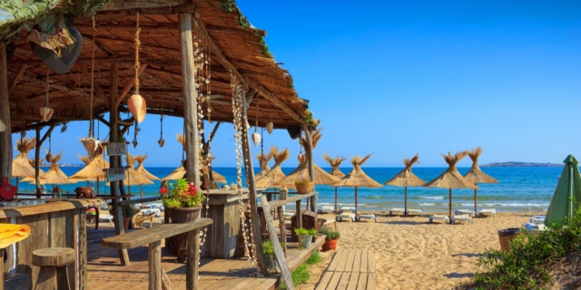 ΑΑΔΕ: Τετραήμερο “λουκέτο” σε υπότροπο beach bar στο Καβούρι – Το κόλπο με το κουμπί πανικού