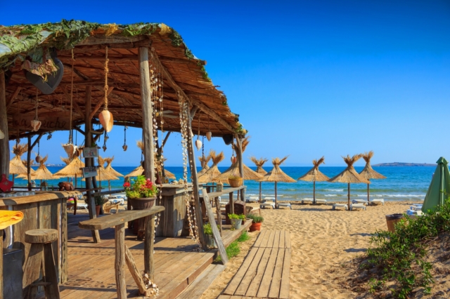 ΑΑΔΕ: Τετραήμερο “λουκέτο” σε υπότροπο beach bar στο Καβούρι – Το κόλπο με το κουμπί πανικού