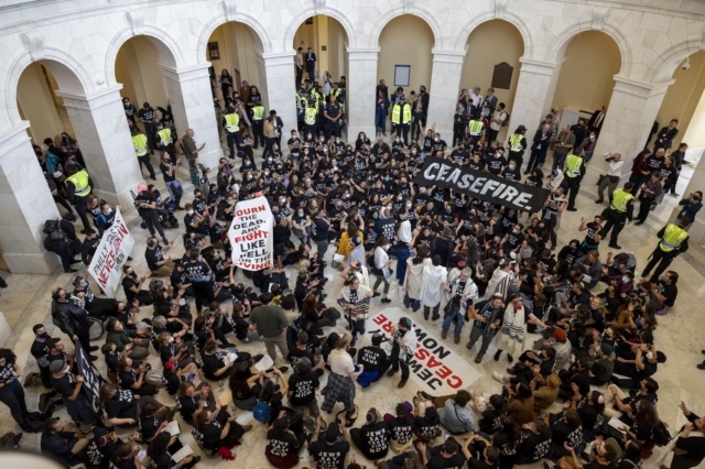 Καπιτώλιο: Πάνω από 300 συλλήψεις μετά την εισβολή διαδηλωτών για τον πόλεμο στη Μέση Ανατολή