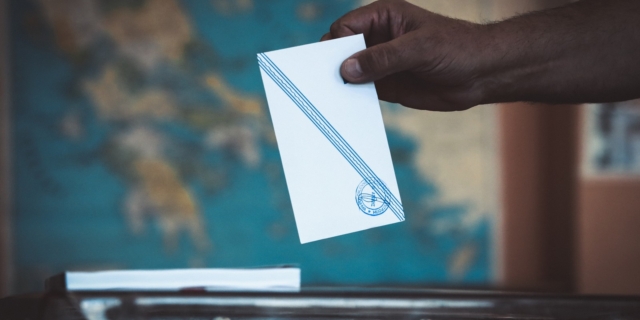 Στιγμιότυπο από την ψηφοφορία για τον δεύτερο γύρο των αυτοδιοικητικών εκλογών