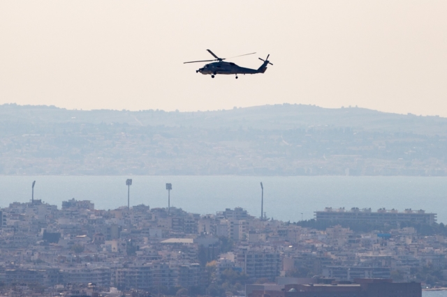 Γιατί πετούν αεροσκάφη και ελικόπτερα πάνω από τη Θεσσαλονίκη