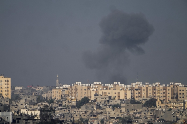 Καπνός υψώνεται πάνω από τη Γάζα