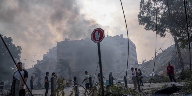 Ερείπια κτιρίου στη Γάζα, μετά από ισραηλινή επιδρομή