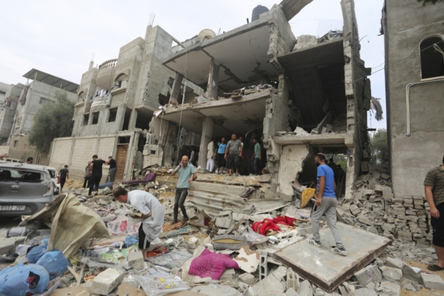 Βομβαρδισμένα κτίρια στη Γάζα