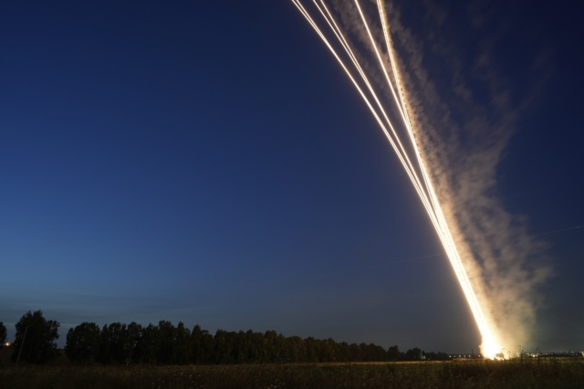 Το αντιπυραυλικό σύστημα Iron Dome του Ισραήλ εκτοξεύει για να αναχαιτίζει πύραυλο που εκτοξεύτηκε από τη Λωρίδα της Γάζας