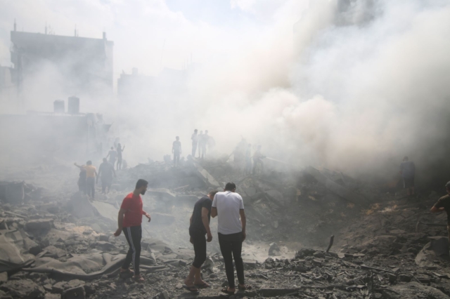 Παλαιστίνιοι αναζητούν επιζώντες μετά από μια ισραηλινή αεροπορική επιδρομή