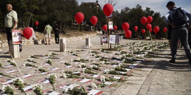 Φωτογραφίες Ισραηλινών ομήρων τοποθετήθηκαν στη Διονυσίου Αρεοπαγίτου