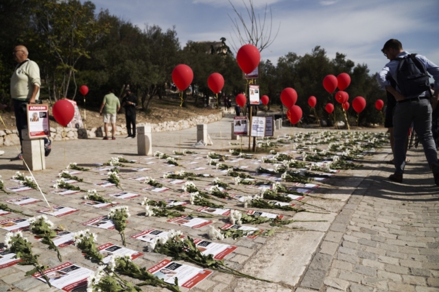 Φωτογραφίες Ισραηλινών ομήρων τοποθετήθηκαν στη Διονυσίου Αρεοπαγίτου