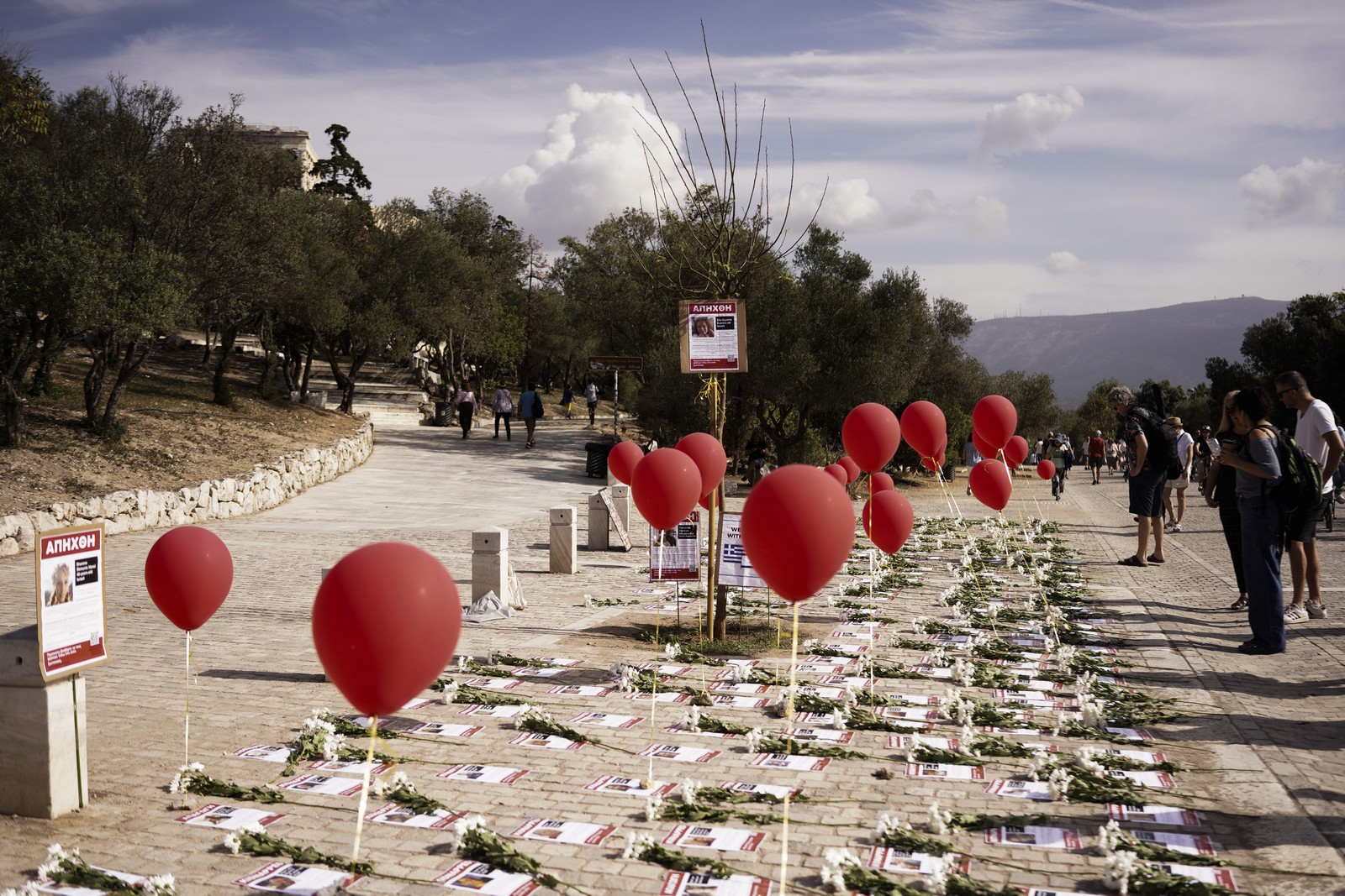 Φωτογραφίες Ισραηλινών ομήρων τοποθετήθηκαν στη Διονυσίου Αρεοπαγίτου