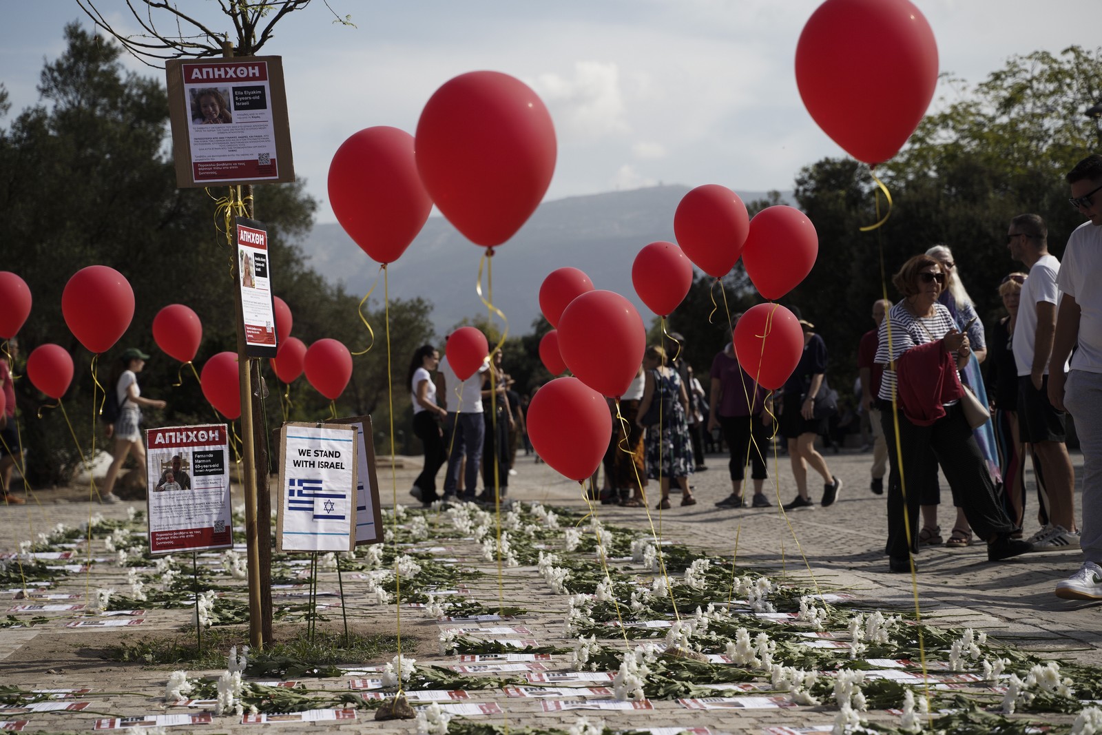 Φωτογραφίες Ισραηλινών ομήρων τοποθετήθηκαν στη Διονυσίου Αρεοπαγίτου