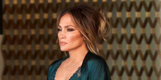 Jennifer Lopez: Οι καυτές πόζες με εσώρουχα και το… κρυφό μήνυμα με το κολιμπρί