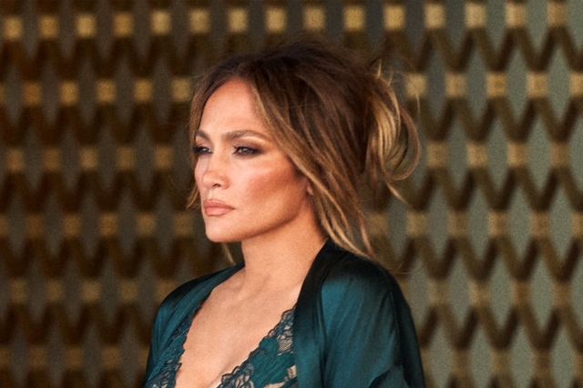 Jennifer Lopez: Οι καυτές πόζες με εσώρουχα και το… κρυφό μήνυμα με το κολιμπρί