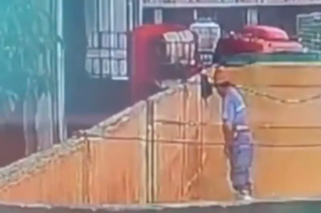 Βίντεο: Εργαζόμενος σε κινεζική ζυθοποιία “πιάστηκε” από τις κάμερες να… ουρεί σε πρώτες ύλες