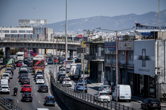 Κίνηση στους δρόμους: Απέραντο “πάρκινγκ” η Αθήνα – Δείτε LIVE χάρτη