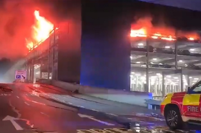 Λονδίνο: Χάος στο αεροδρόμιο Λούτον λόγω μεγάλης πυρκαγιάς – Αναστέλλονται όλες οι πτήσεις