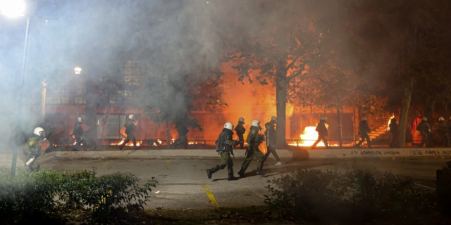 Θεσσαλονίκη: Επίθεση με μολότοφ σε διμοιρία των ΜΑΤ στο τουρκικό προξενείο