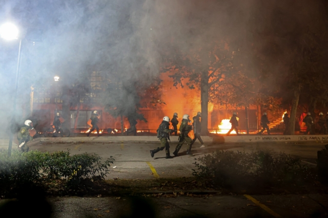 Θεσσαλονίκη: Επίθεση με μολότοφ σε διμοιρία των ΜΑΤ στο τουρκικό προξενείο