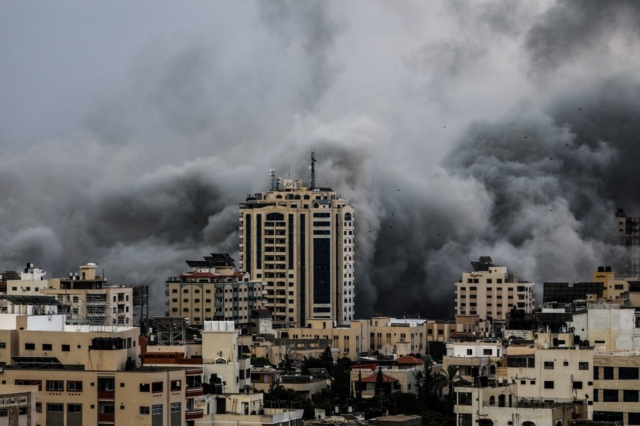 Καπνοί υψώνονται πάνω από τη βομβαρδισμένη Γάζα