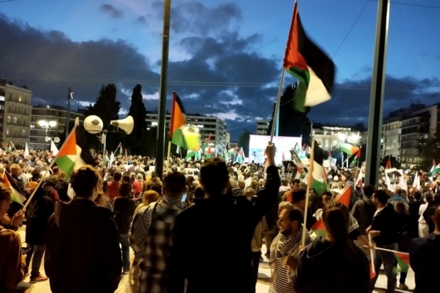 Πλήθος κόσμου στη συγκέντρωση διαμαρτυρίας υπέρ των Παλαιστίνιων στο Σύνταγμα