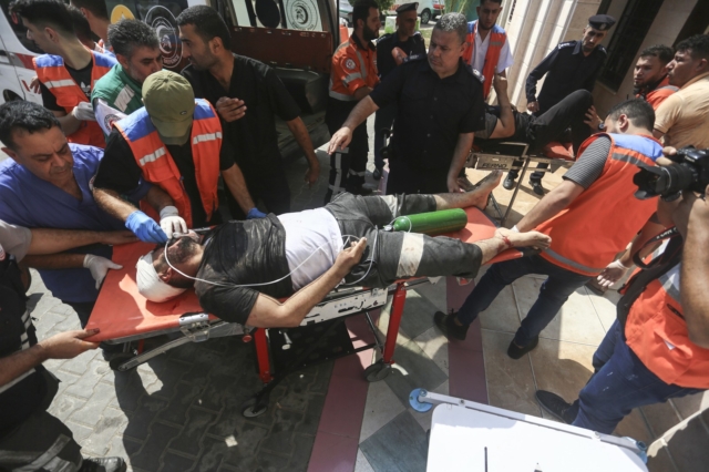 Τραυματίας Παλαιστίνιος μεταφέρεται σε νοσοκομείο στη Λωρίδα της Γάζας