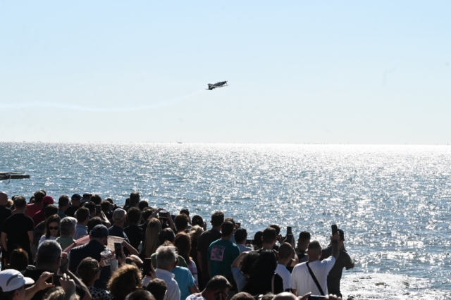 Μαχητικά αεροσκάφη πάνω από τον Φλοίσβο – Εικόνες από την εντυπωσιακή επίδειξη