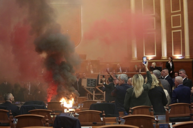 Φωτιές και καπνογόνα στο αλβανικό κοινοβούλιο