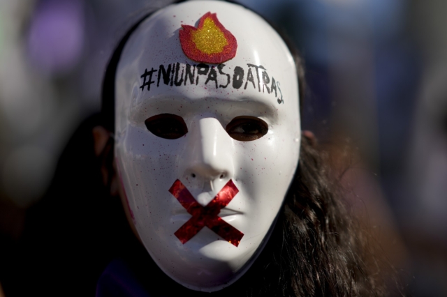 Διαδηλώτρια σε πορεία στο Μπουένος Άιρες κατά της έμφυλης βίας - Στη μάσκα της αναγράφεται η φράση "Ούτε ένα βήμα πίσω"