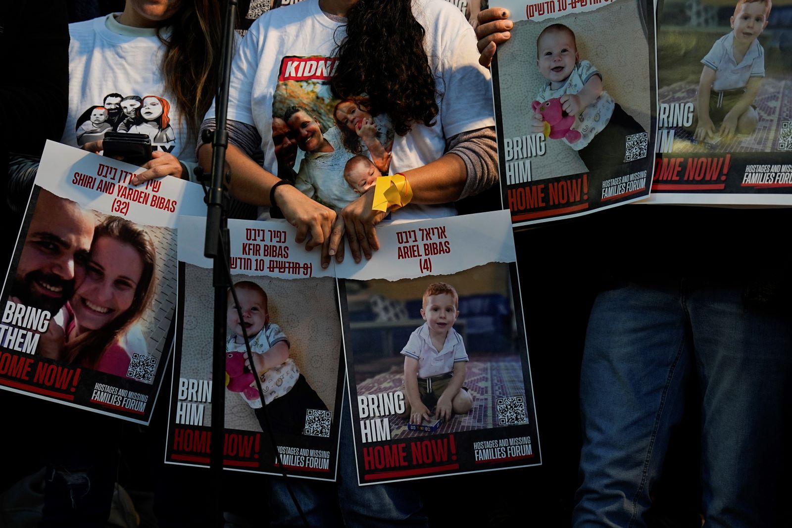 Ισραηλινοί διαδηλωτές ζητούν την απελευθέρωση της οικογένειας Μπίμπας
