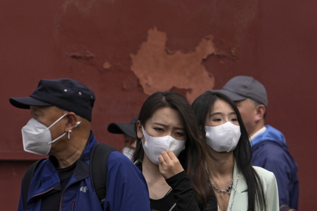 Κινέζοι πολίτες με μάσκες