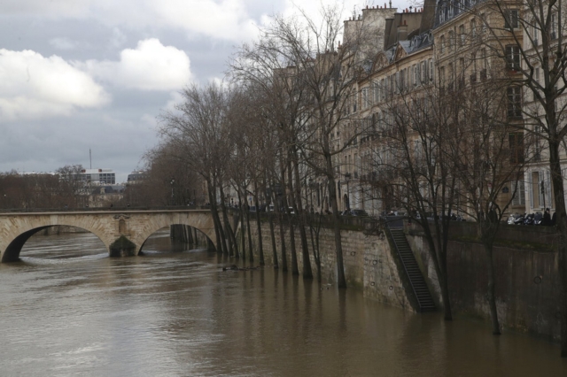Γαλλία:  Ένας νεκρός από την καταιγίδα Κιαράν – Άνεμοι που προκαλούν τρόμο