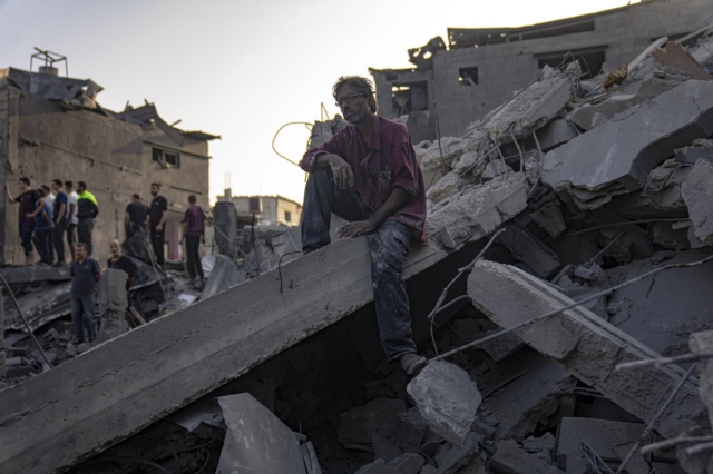 Παλαιστίνιοι ψάχνουν για επιζώντες στα συντρίμμια κτιρίων στη Γάζα
