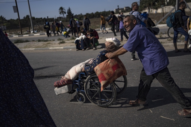 Άμαχοι μετακινούνται προς τη νότια Γάζα εν μέσω βομβαρδισμών