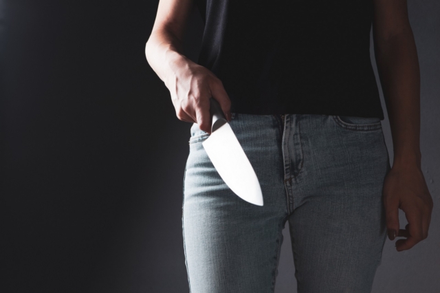 Γυναίκα κρατά μαχαίρι (φωτογραφία αρχείου)