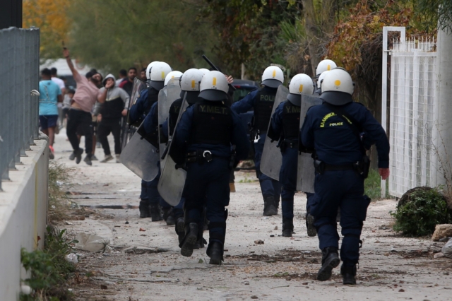 Θάνατος 17χρονου: Ένταση στο Νομισματοκοπείο - Φωτιά σε αύλειο χώρο επιχείρησης