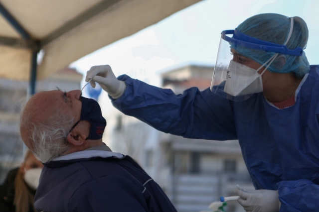 Κορονοϊός: Στο “κόκκινο” το ιικό φορτίο στη Θεσσαλονίκη – Παράλληλη αύξηση της γρίπης