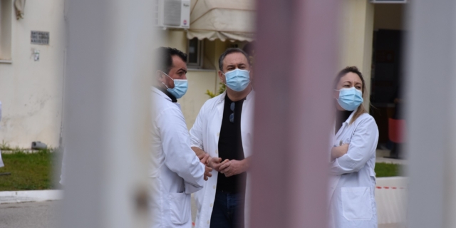 Γιατροί με προστατευτική μάσκα σε δημόσιο νοσοκομείο