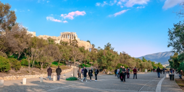 Τουρίστες κάτω από την Ακρόπολη