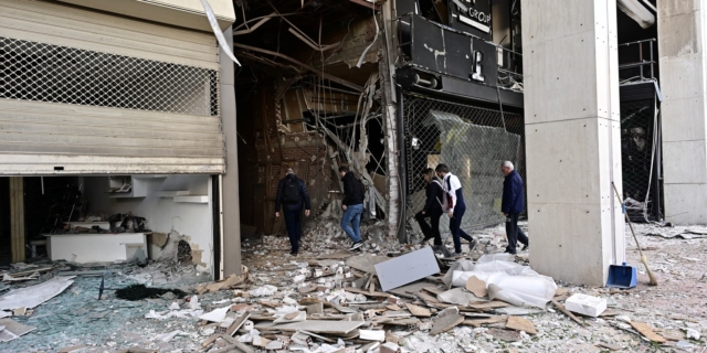 Πειραιάς: Έκρηξη στο ίδιο κτίριο για δεύτερη φορά σε 3 χρόνια – Τι προβληματίζει τις αρχές