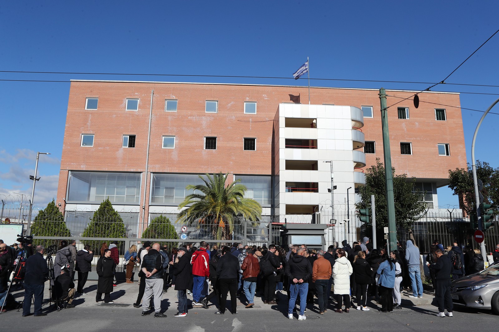 Συγγενείς των προσαχθέντων για τα επεισόδια στον Ρέντη