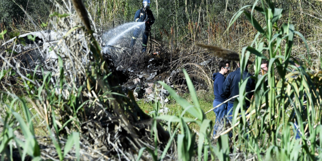 Πτώση αεροσκάφους στην Καλαμάτα: Τα σενάρια για τα αίτια της τραγωδίας