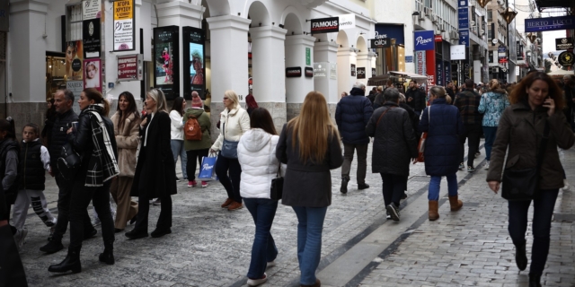 Πτώση στους όγκους πωλήσεων στο λιανεμπόριο