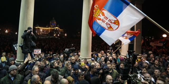 Υποστηρικτές της αντιπολίτευσης στη Σερβία διαμαρτύρονται για εκλογικές παρατυπίες