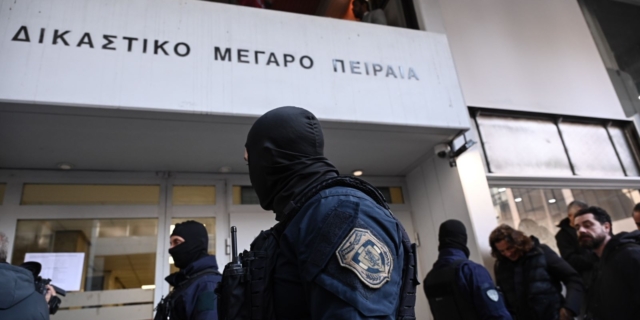 Μεταγωγή του 18χρονου στον Εισαγγελέα Πειραιά