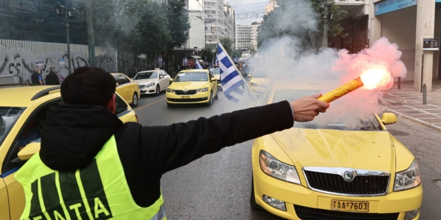 Πορεία των αυτοκινητιστών Ταξί προς τη Βουλή